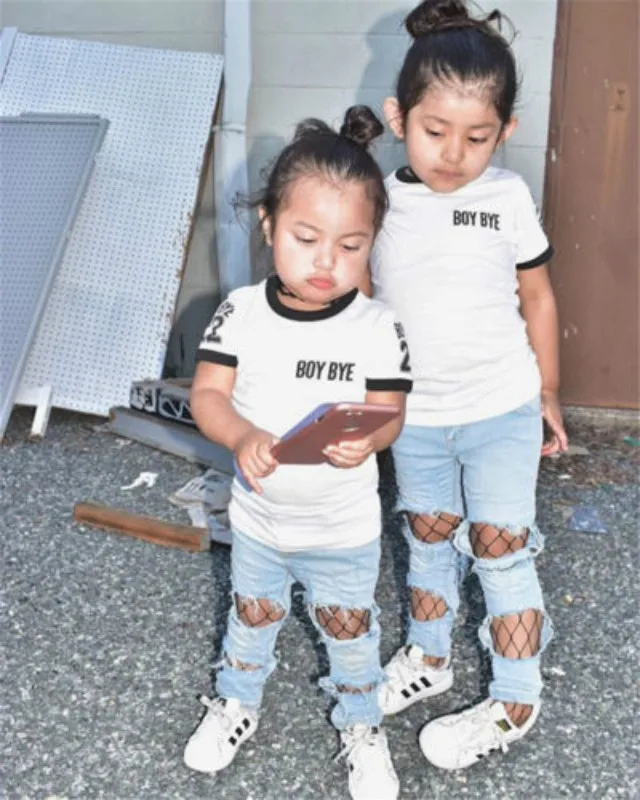 Детские слюнявчики для новорожденных девочек; Классная летняя футболка с принтом; топы; сетчатые рваные джинсовые штаны; джинсовая одежда; комплект одежды для детей