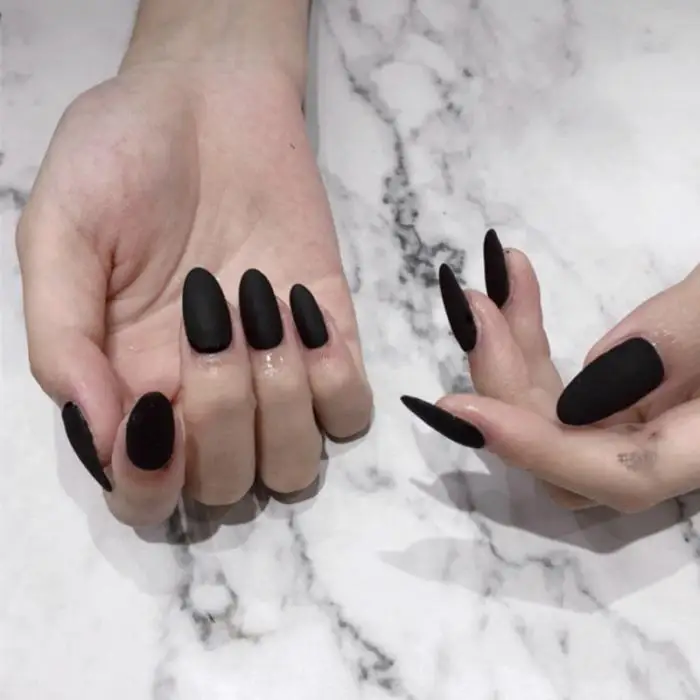 Wear a manicure patch on a round black Matte Fake Nails For Halloween essentials DIY Manicure Stickers with Glue DL