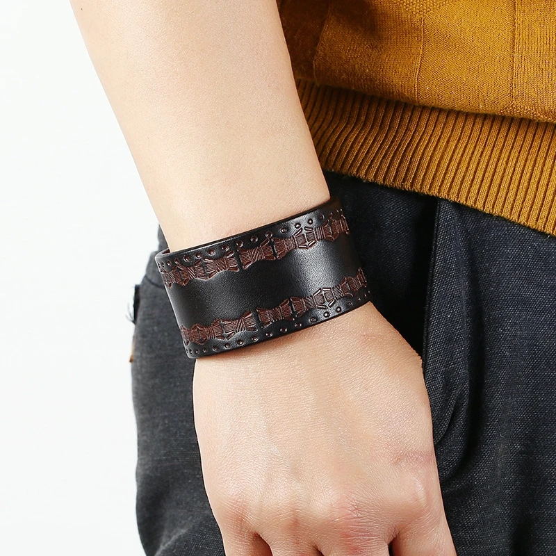 

2019 New Punk Retro Bracelet Versatile Simple Embossed Wide Leather Bracelet Charm Bracelets for Man Fashion Jewelry Accessories