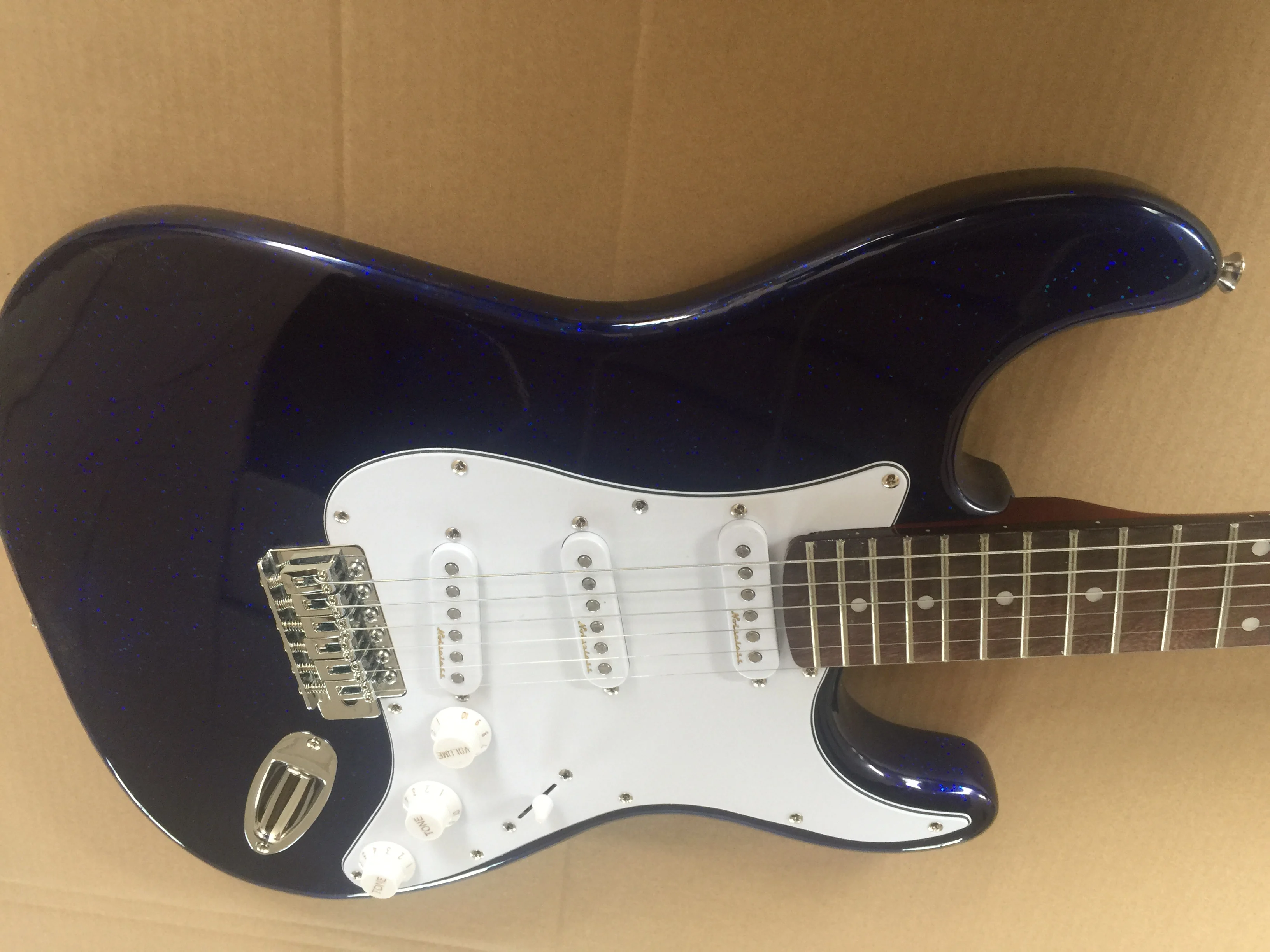 

Electric Guitar/Blue Granule High Quality Tremolo Guitar/Customizable Chinese Electric Guitar