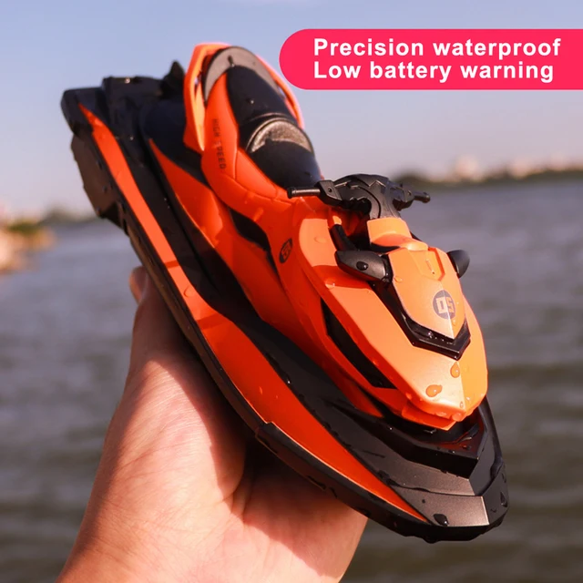 2021 New Mini RC Boat 2.4G 50 Meters Remote Control Distance Summer Water Splashing Electric MotorBoat Children's Toy Gift 1
