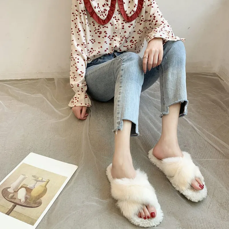 Брендовые меховые тапочки; Женская обувь в Корейском стиле; коллекция года; меховые шлепанцы с перекрестными ремешками; плоские сандалии женские; милые пушистые домашние туфли для женщин - Цвет: Белый