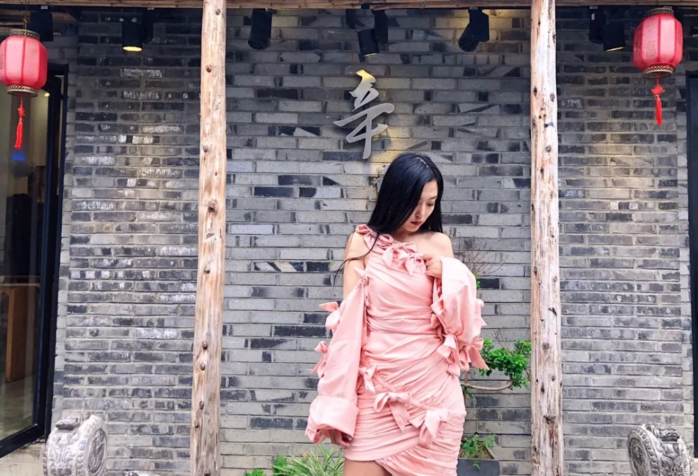 WHITNEY WANG осенне-зимнее модное уличное сексуальное атласное мини-платье на одно плечо с бантом и рюшами женские вечерние платья