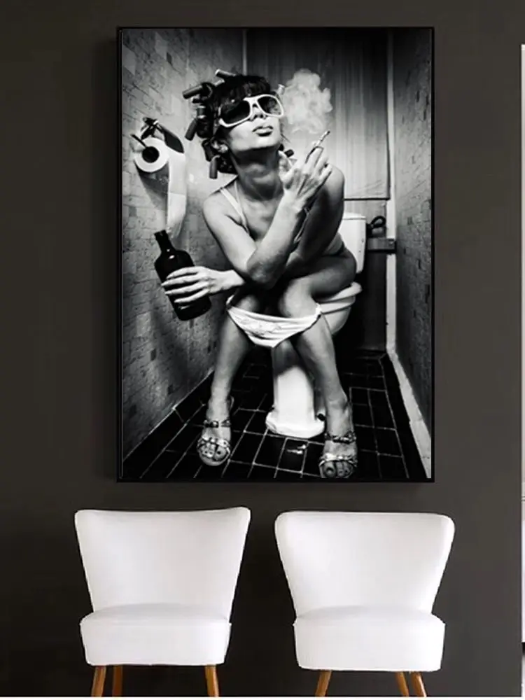 Девушка на унитазе картина