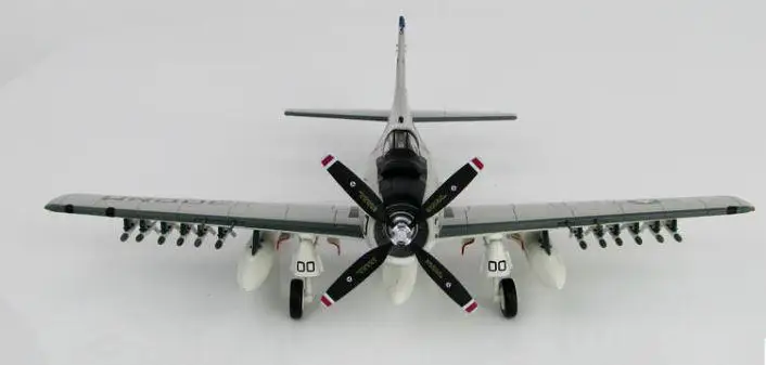 Хобби мастер Дуглас A-1H Skyraider Буно 134569 VA-52 рыцарь всадники USS Ticonderoga Лето 1967 1/72 литье под давлением модель самолета