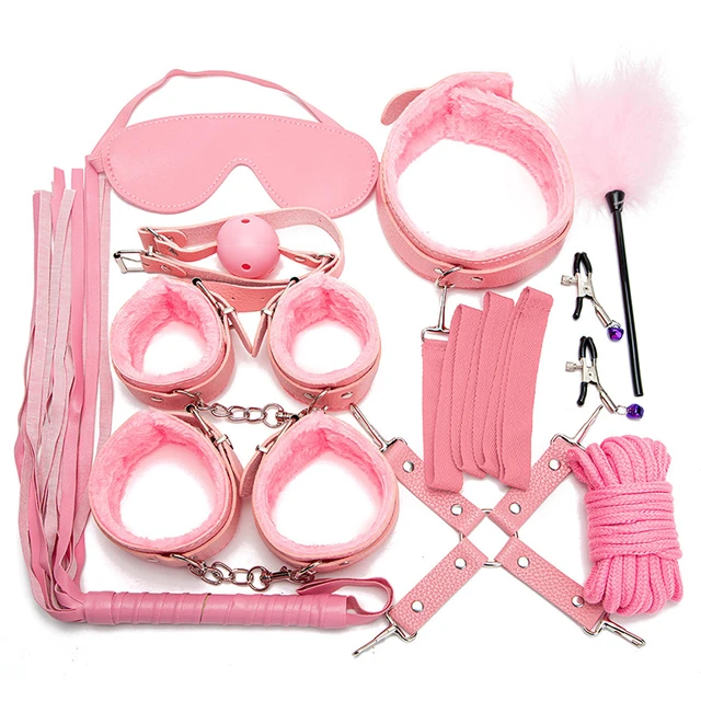 Accessoires Bdsm Et Corde En Forme De Coeur. Masque, Menottes,  Bâillon-boule Et Fouet.