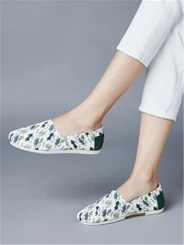

2020 spring and summer new canvas shoes women breathable soft bottom fashion work one pedal set of lazy shoes old Beijing women'