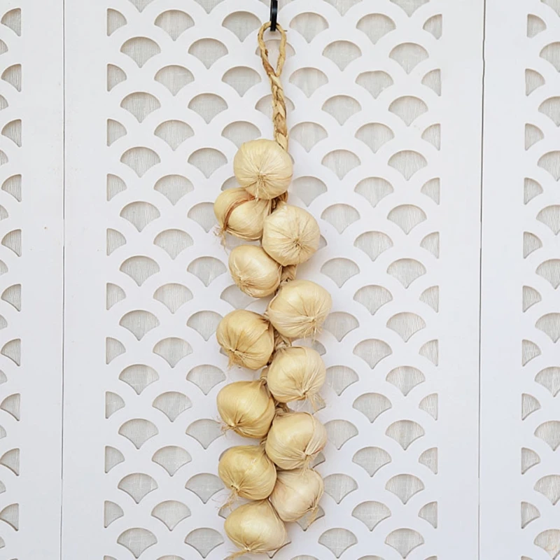 Simulation Artificial Vegetable Garlic String Food Model Vegetable Ornaments Artificial Plant Flowers 1Pc for Restaurant Hotel Home Garden Wedding Kitchen Decoration