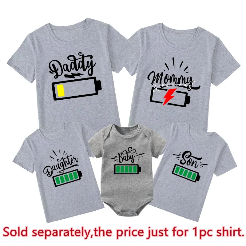 Battery Print Daddy Mommy Daughter Son Baby Family Matching Clothes Cotton Family Look Dad Mom and Me Kids Tshirts Baby Rompers 3