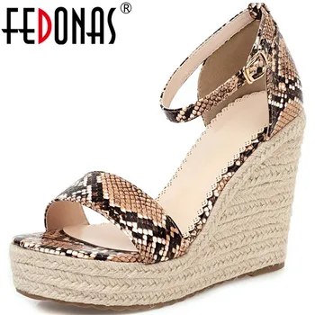 

FEDONAS Metal Buckle Platforms High Heels Pumps Sexy Wedged Snake Pattern Shoes 2020 New Fashion Party Prom Peep Toe Shoes Woman