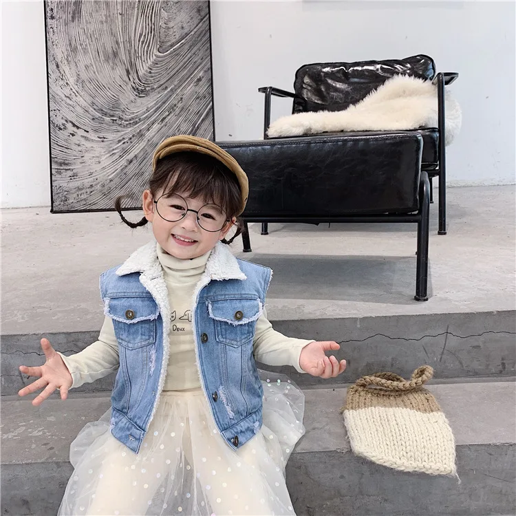 Жилеты для маленьких девочек 2, 3, 4, 5, 6 лет Новинка года, осенне-зимний Корейский детский свободный джинсовый жилет из овечьей кожи без рукавов теплый жилет для малышей