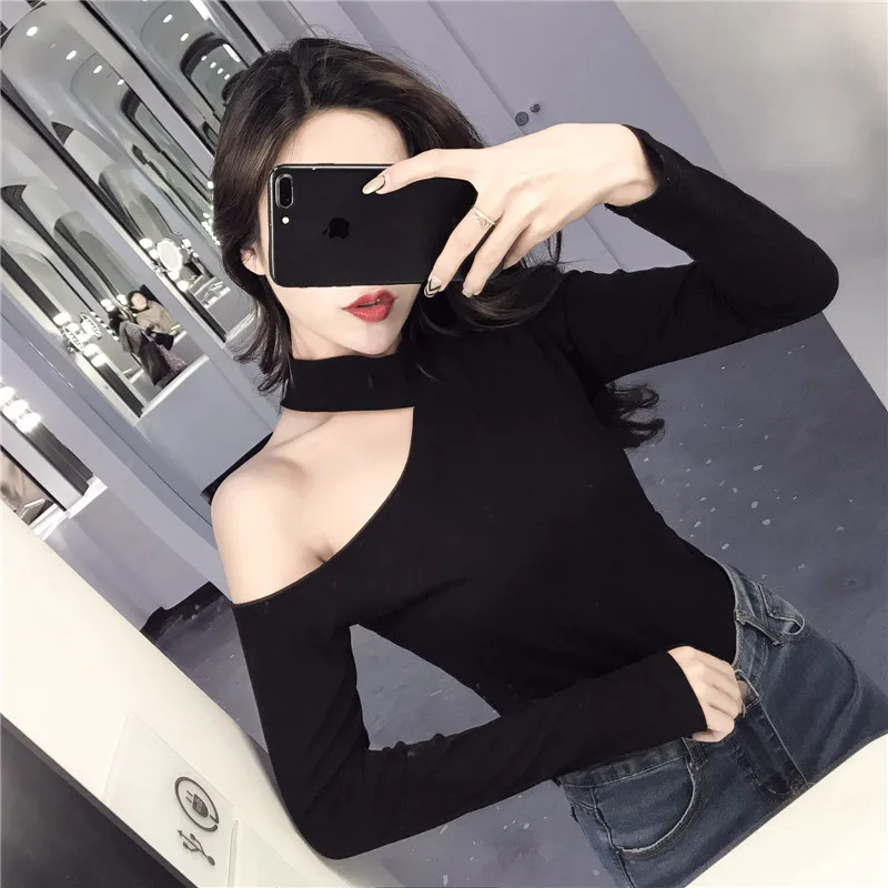 TWOTWINSTYLE, сексуальные асимметричные женские футболки с открытыми плечами, топы, женские тонкие модные черные футболки с длинным рукавом, весна