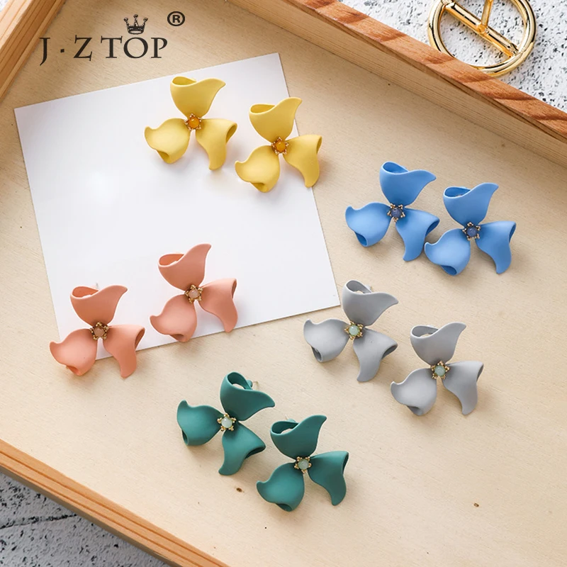 

Women Multicolor Petal Stud Earrings Fashion Simple Three Petals Flower Earrings Beaded Small Star Earring Female Party Jewelry