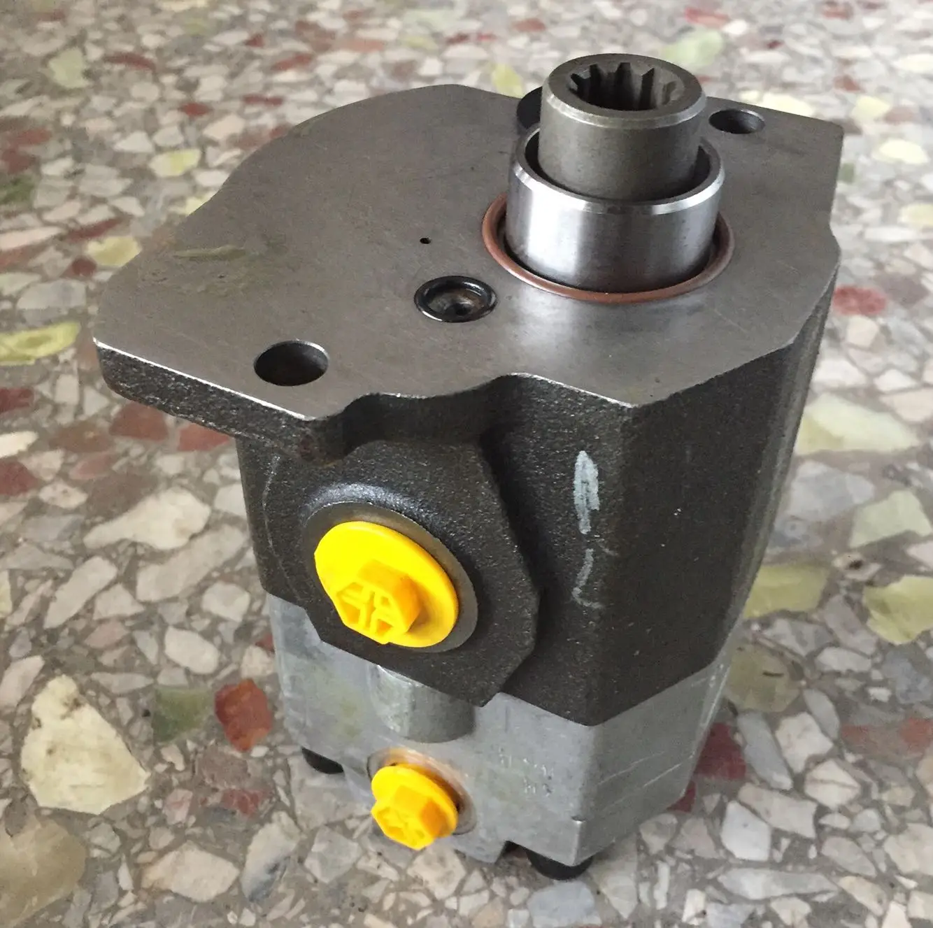 

New source mechanical chain wheel excavator 75-9 pilot pump original accessories