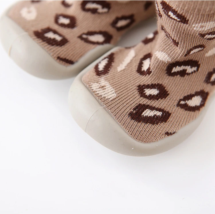 Новые носки-тапочки для малышей, детские мягкие носки с резиновой подошвой, леопардовые носки-тапочки для малышей