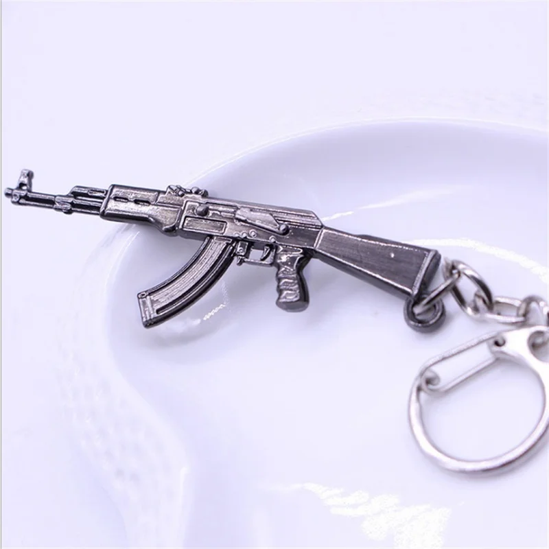 EUPNHY 1 шт. Забавный пистолет оружие брелок мини AUG AK47 винтовка револьвер металлический чехол для брелка автомобильный брелок - Цвет: 1
