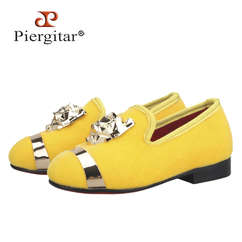 

Piergitar 2022 New Style Gold Velvet Children's Flat Shoes Handmade Metal Buckle Kid Loafers For Birthday Party Red Color Bottom