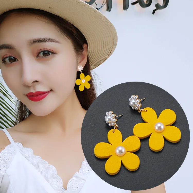 

Korean Version Of The Explosion Style Elegant Style Fresh Yellow Exaggerated Flowers Simple Temperament Net Red Earrings