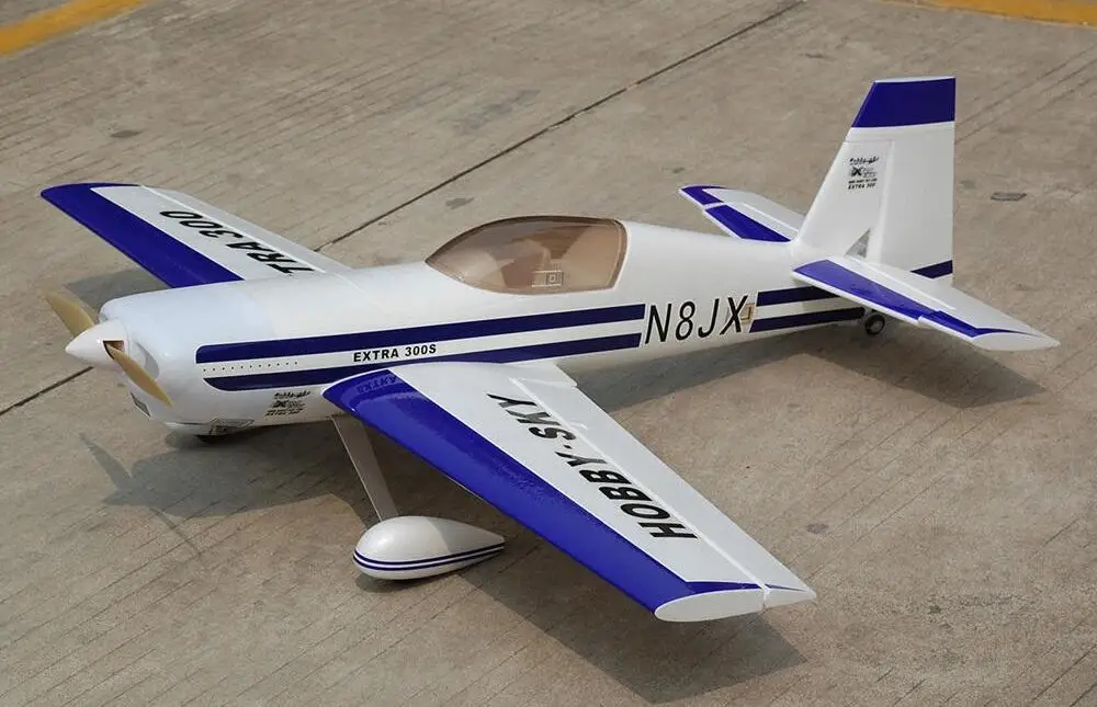 Planeur RC Extra 300 PNP 1200mm en action lors d'une figure de voltige 3D, ciel bleu en arrière-plan