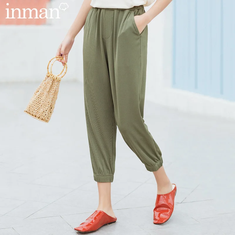 Универсальные удобные брюки-карандаш с эластичной резинкой на талии для отдыха и