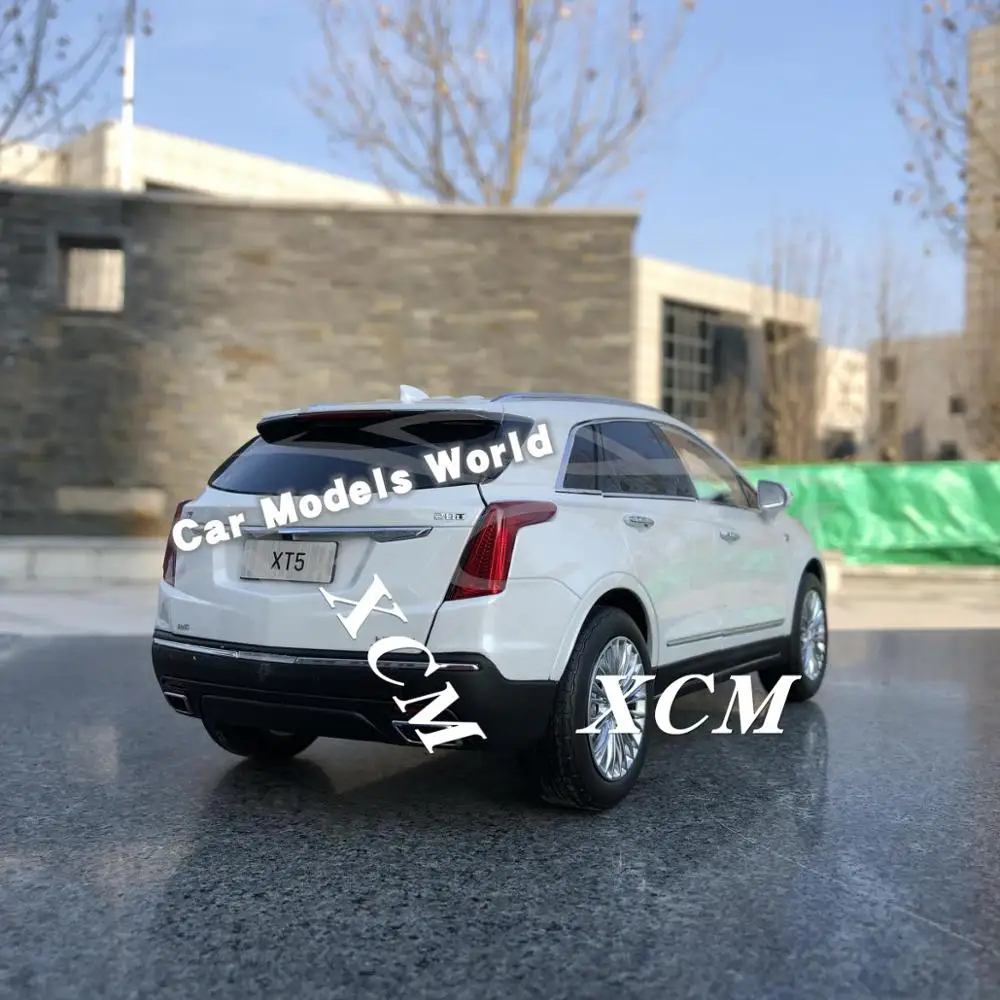 Литая модель автомобиля для XT5 1:18(белый)+ маленький подарок