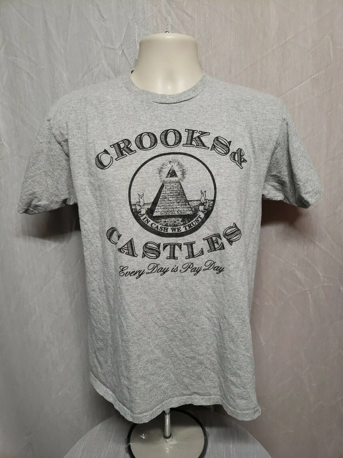 Серая футболка для взрослых Crooks casles each Day Is Pay |