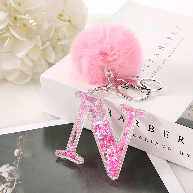 1PC Frauen Schlüsselanhänger 26 Glitter Rosa Höhlte-out Worte Handtasche Englisch Brief Schlüsselring mit Puffer Ball Charms – Detail 7