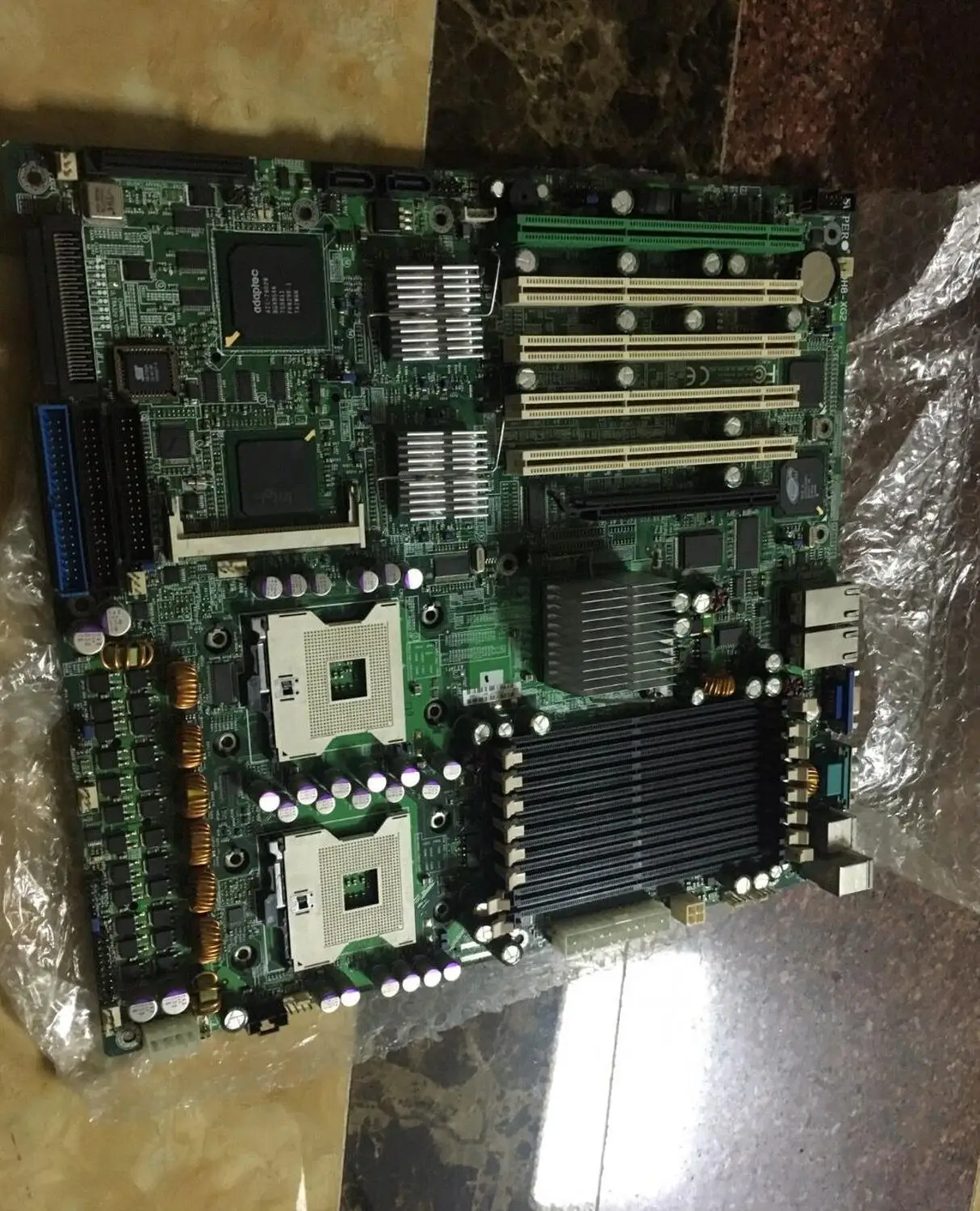 Для Super Micro X6DH8-XG2 Серверная материнская плата REV1.2A E7520 используется чип |