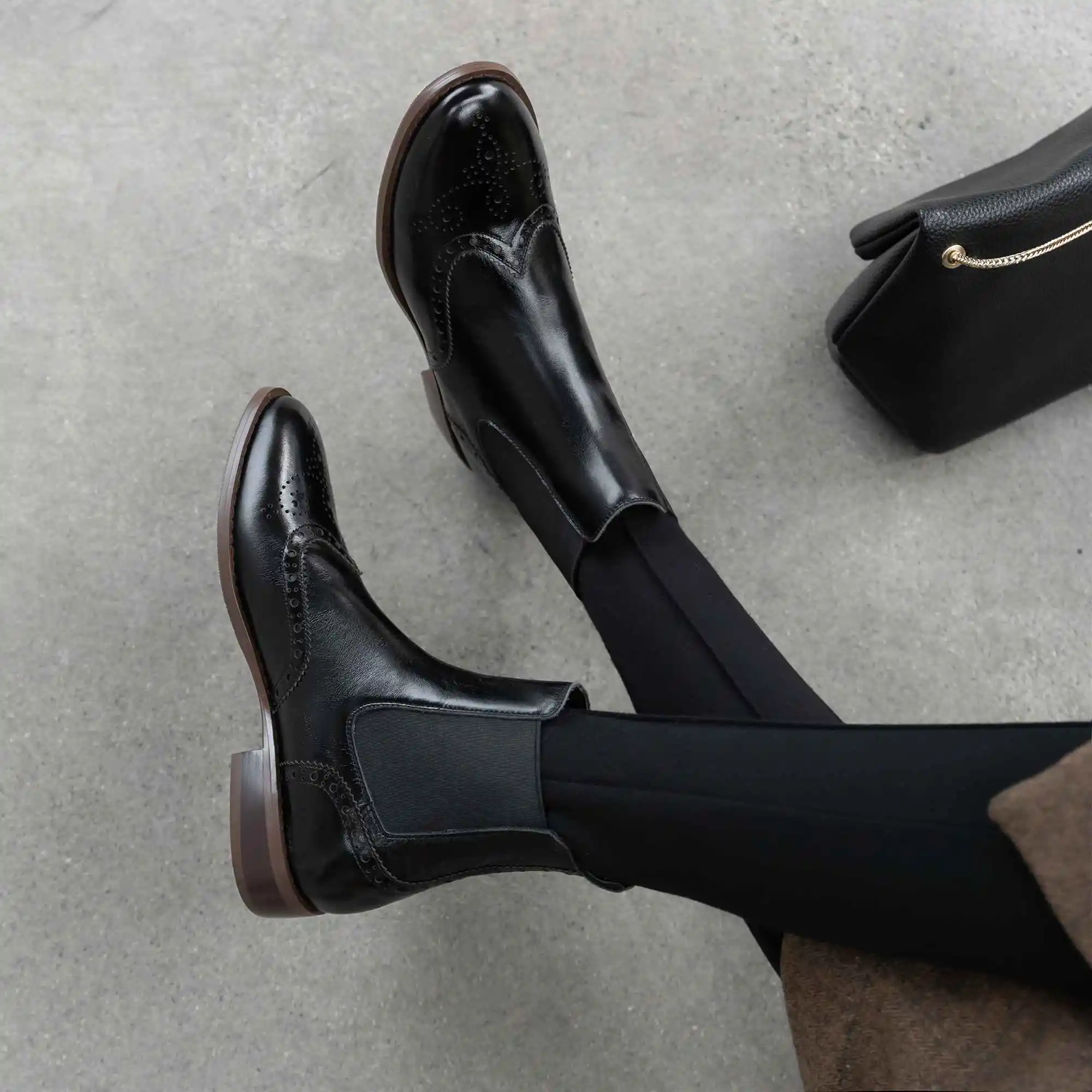 Krazing pot/Яркие ботинки «Челси» из натуральной кожи с круглым носком на толстом низком каблуке; теплые офисные Ботинки «Челси» с резным узором; L8f2 - Цвет: Черный