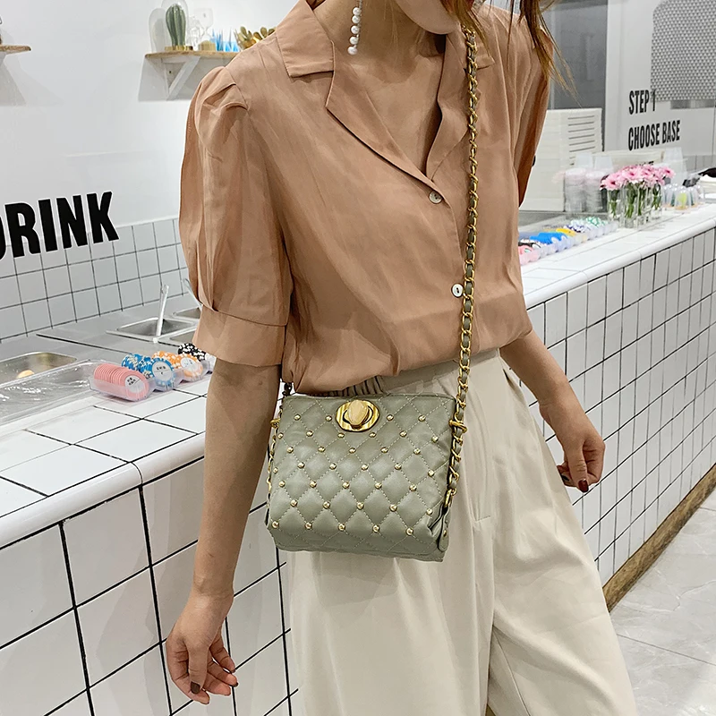 Женская сумка на цепочке, новинка, Корейская версия заклепок, модная сумка через плечо, сумка-мешок, сумки через плечо для женщин, сумки