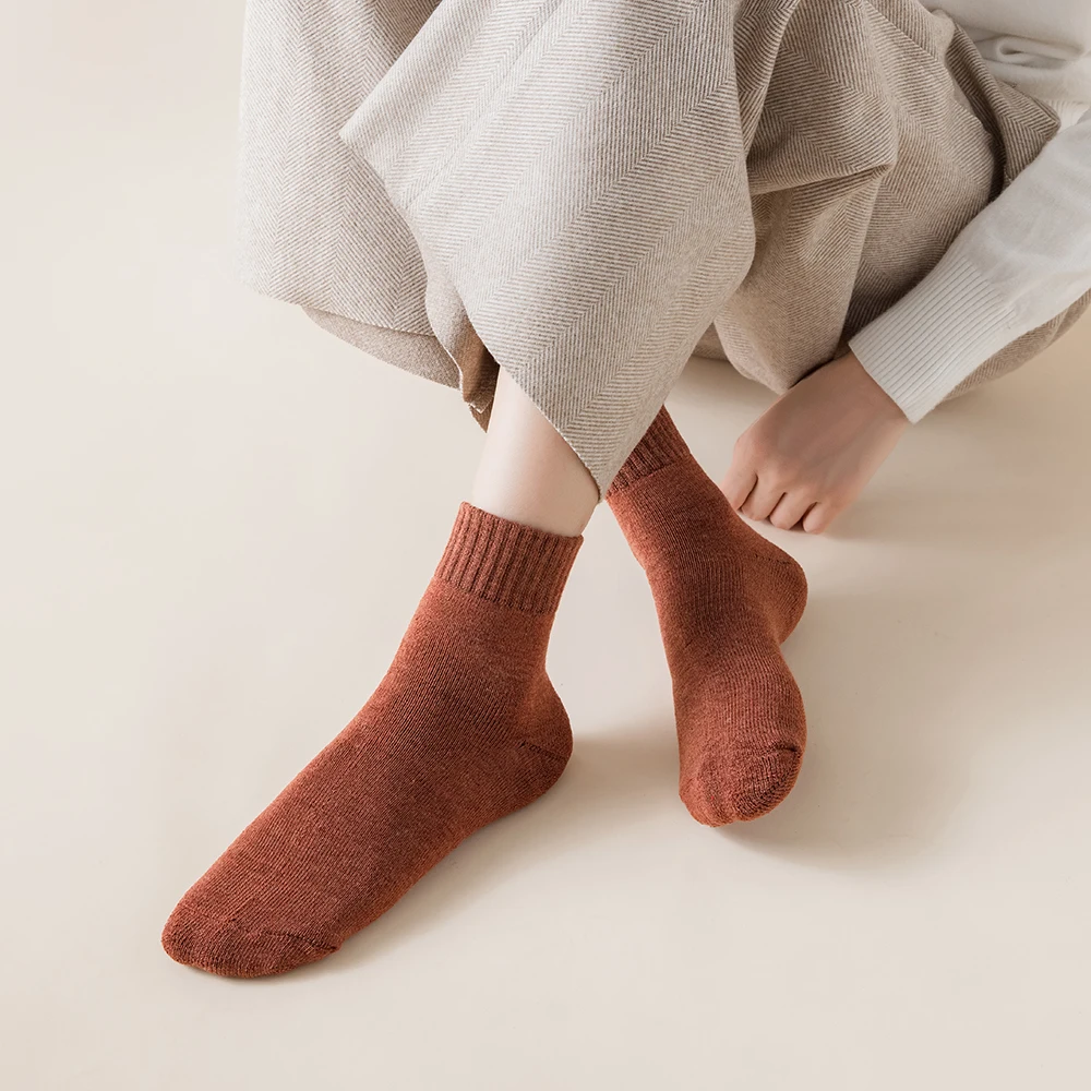 New Winter Vrouwen Socks Dikke Warme Effen Kleur Wol Harajuku Retro Koude Slip Mode Toevallige Kasjmier Modieuze Sokken 1-Pair New Winter Vrouwen Socks Dikke Warme Effen Kleur Wol Harajuku Retro Koude Slip Mode Toevallige Kasjmier Modieuze Sokken 1-Pair