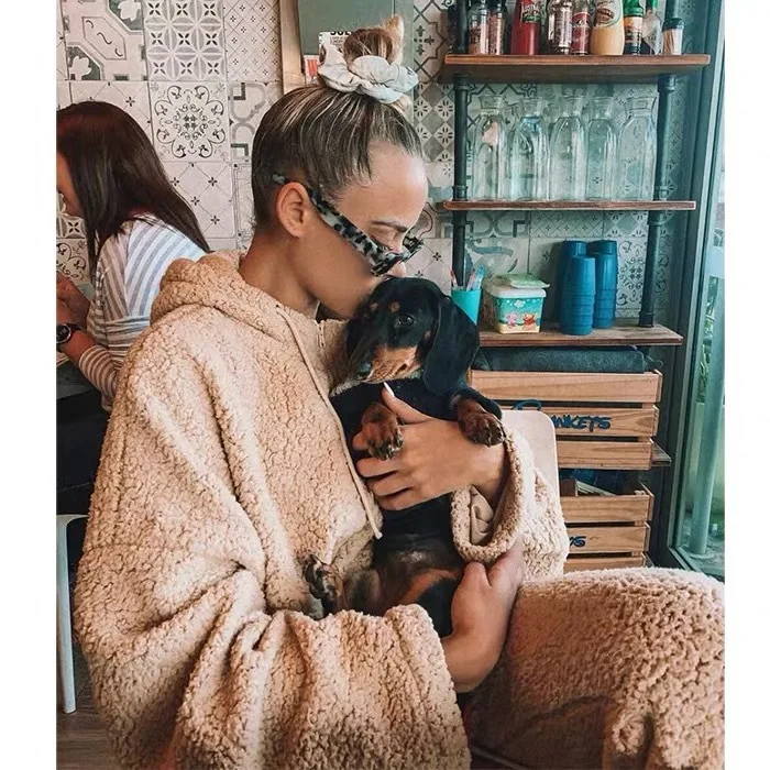 Madison Beer Стиль Знаменитостей теплая Модная свободная универсальная Повседневная стильная милая плюшевая укороченная куртка с капюшоном и длинным рукавом
