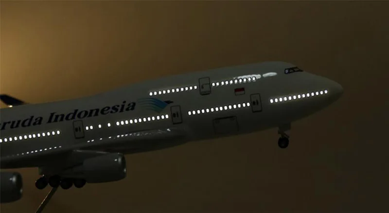 47 см 1/150 масштаб игрушечные модели самолетов Boeing B747 Garuda Indonesia модель самолета со светом и колесами Смола Пластиковый сплав самолет