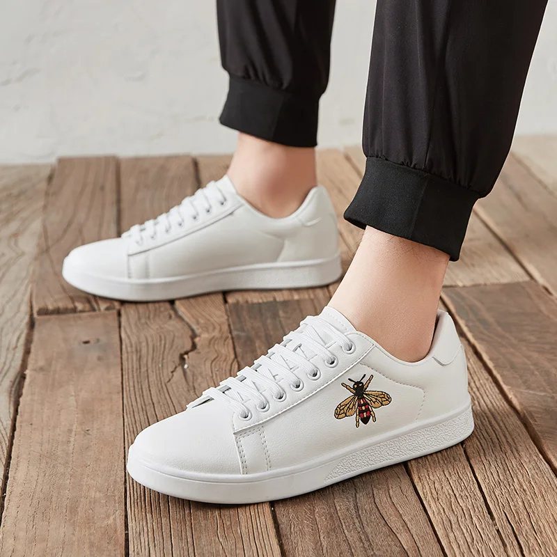 

Summer Flat Men White Sneakers Couple Bee Embroidery Skateboard Shoes Men Comfort Streetwear Sports Shoes Men zapatos de hombre