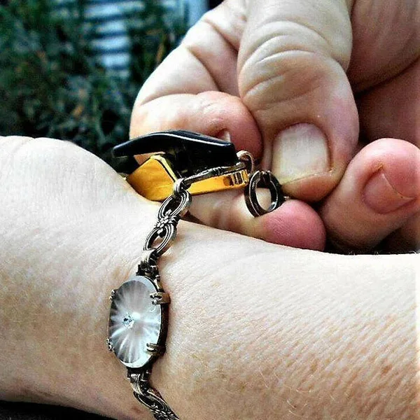 Легкий ювелирный браслет помощи при ношении для Wristband Lock Helper практичный TT@ 88
