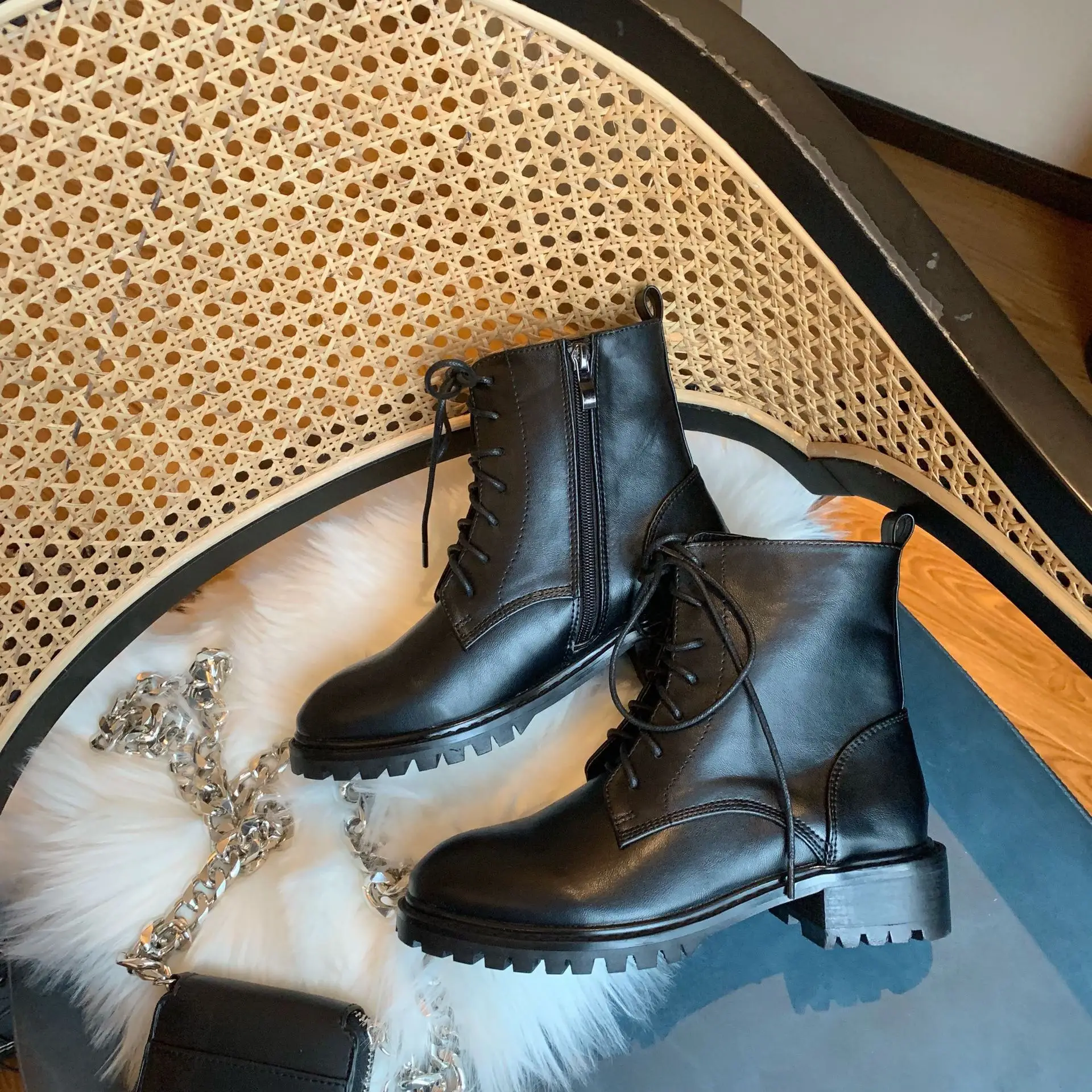 Ботинки на низком каблуке; обувь в стиле рок; женские резиновые сапоги; Роскошные Дизайнерские сабо с круглым носком; ботинки на платформе; женские мартинсы на молнии