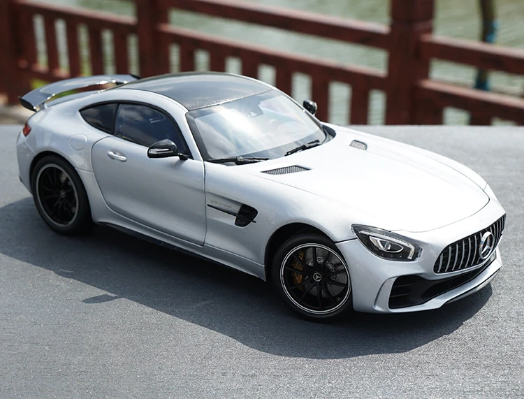 Оригинальные новые 1:18 AMG GT R 2017 зеленые/белые модели автомобилей в подарок игрушки