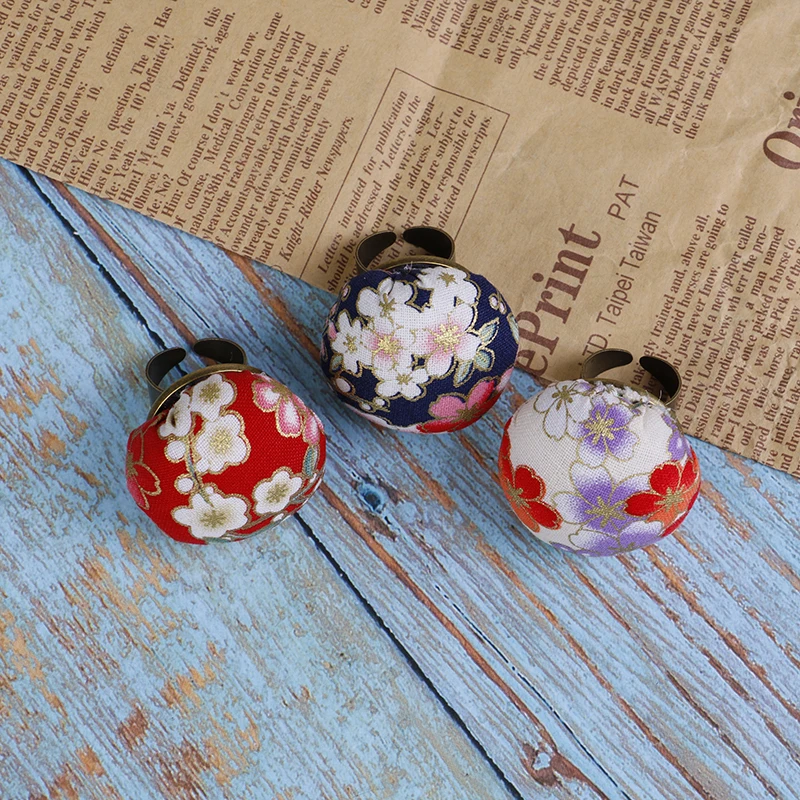 

Random Color 1pc Finger Ring Sewing Needle Pin Cushion Holder Sewing Kit Pincushions Needlework DIY Craft Sewing Tools