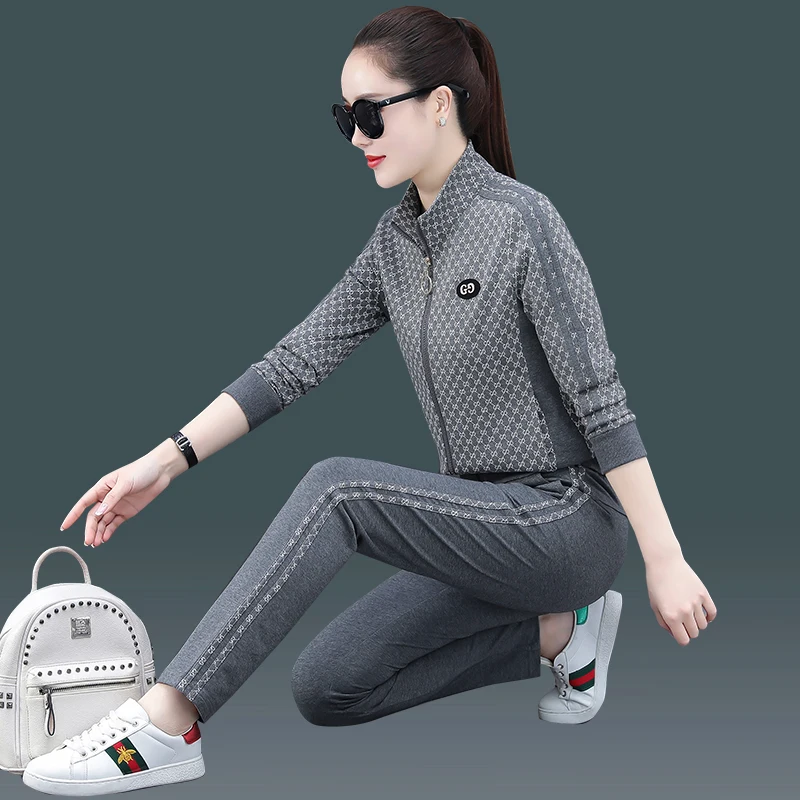 Женский спортивный костюм из двух предметов кофта и брюки с принтом в стиле ретро