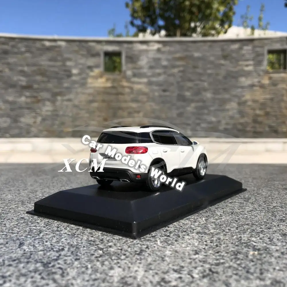 Литье под давлением модель автомобиля для C5 Aircross внедорожник 1:43(белый)+ маленький подарок
