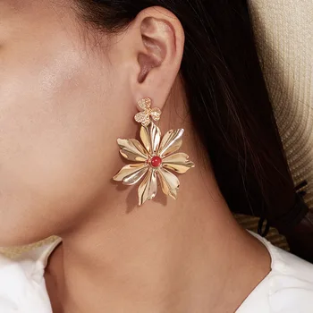 

Women Retro Fashion Exaggerated Personality Metal Three-dimensional Flower Earrings