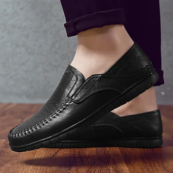 

Men Fashion Decorated Leather Loafers British Style Vintage Slip On Breathable Leather Moccasins outdoor Flats Men Shoes