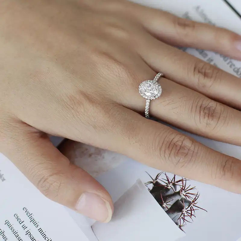 Luxe Sienna Halo Diamond Ring 2025