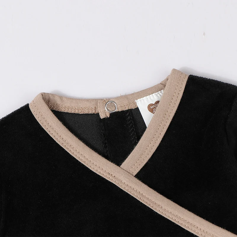 Mädchenkleid mit Langen Ärmeln Kinderkleidung Schwarzes Velours Winterkleid für Mädchen Kinderbekleidung Kontrastbesatz Kinder Winterkleid V-Ausschnitt – Detail 5