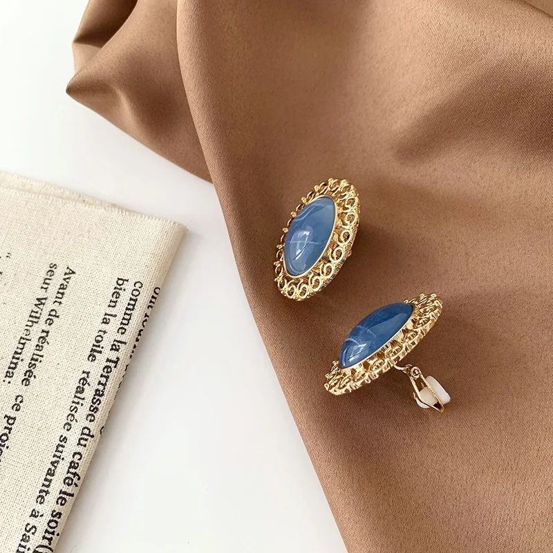 French Retro Palace Court Baroque Clip Earrings Metal Hollow Out Resin Blue Stone Clip Earrings No Hole Ear Clip for Female Lady