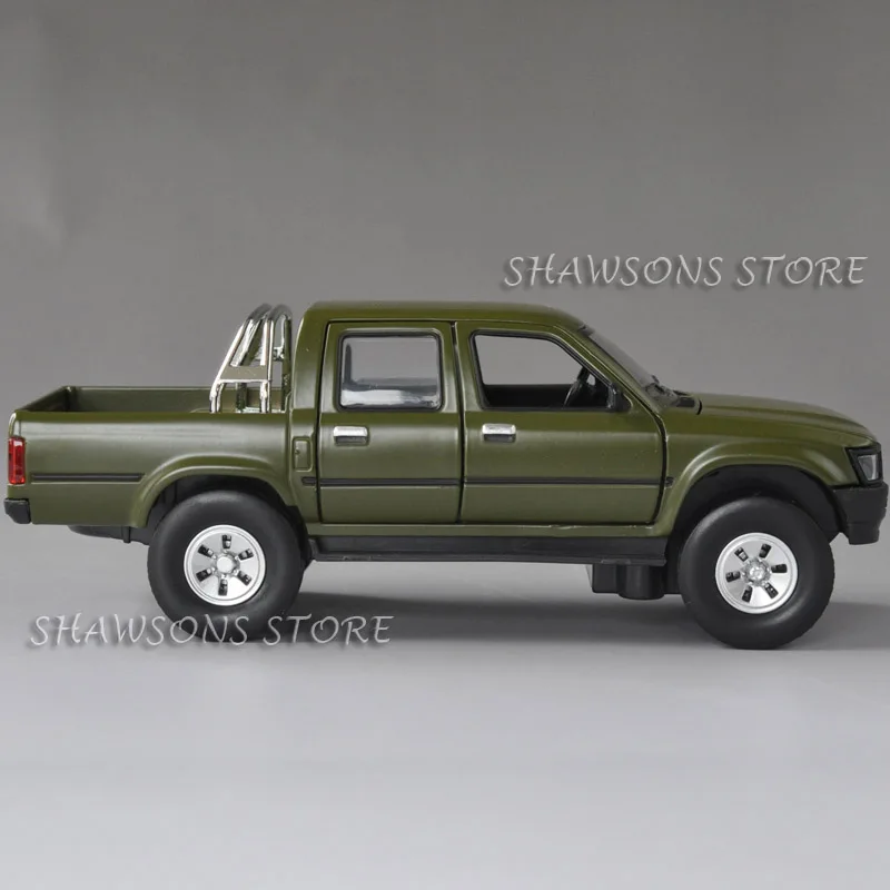 Литой металл 1:32 Модель автомобиля игрушки Toyota Hilux SUV оттяните назад Реплика звук и свет