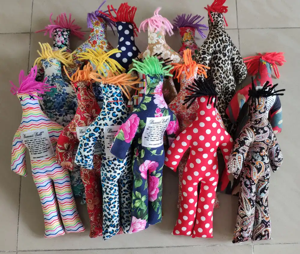 niños vestidos de muñecos