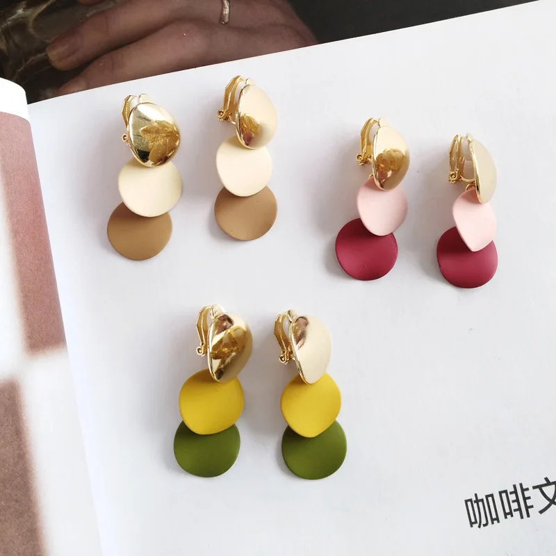 

Fashion simple versatile ear holes earring Trend geometric circle simple retro Hong Kong style contrast colorful Earrings