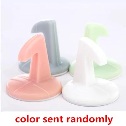 color sent randomly 2 шт., самоклеющиеся дверные ручки, замок, защитная ударная накладка, бесшумные дверные крылья с крюком, наклейки на стену, аксессуары для украшения дома - Цвет: color sent randomly