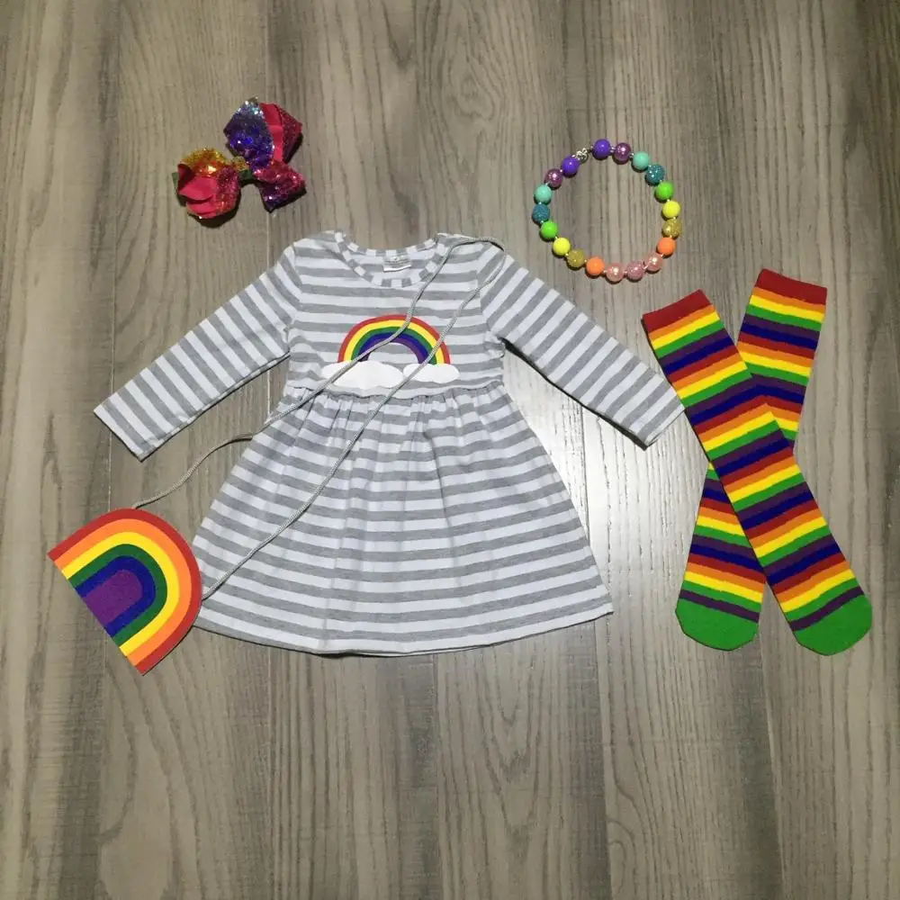 Сезон весна-зима; одежда для малышей; платье в серую полоску из хлопка с радугой; Изысканная одежда до колена с ожерельем; носки с бантом и сумочкой